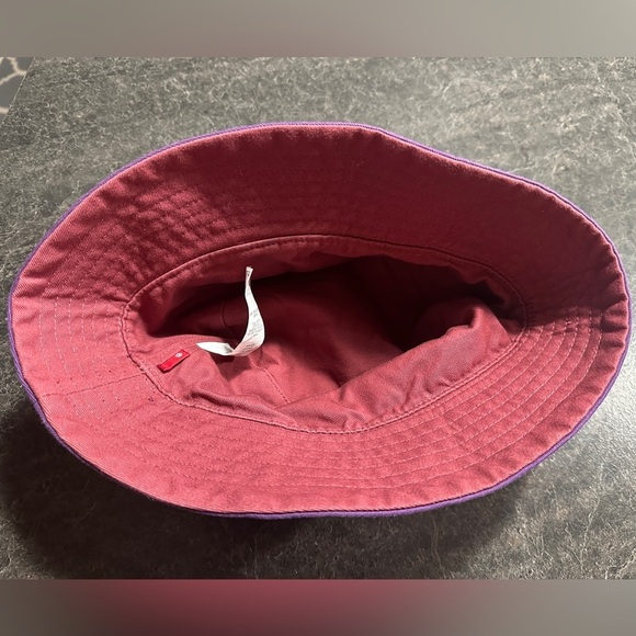 Levi’s Cloche Bucket Hat Purple Maroon Red Size Medium - Picture 7 of 9